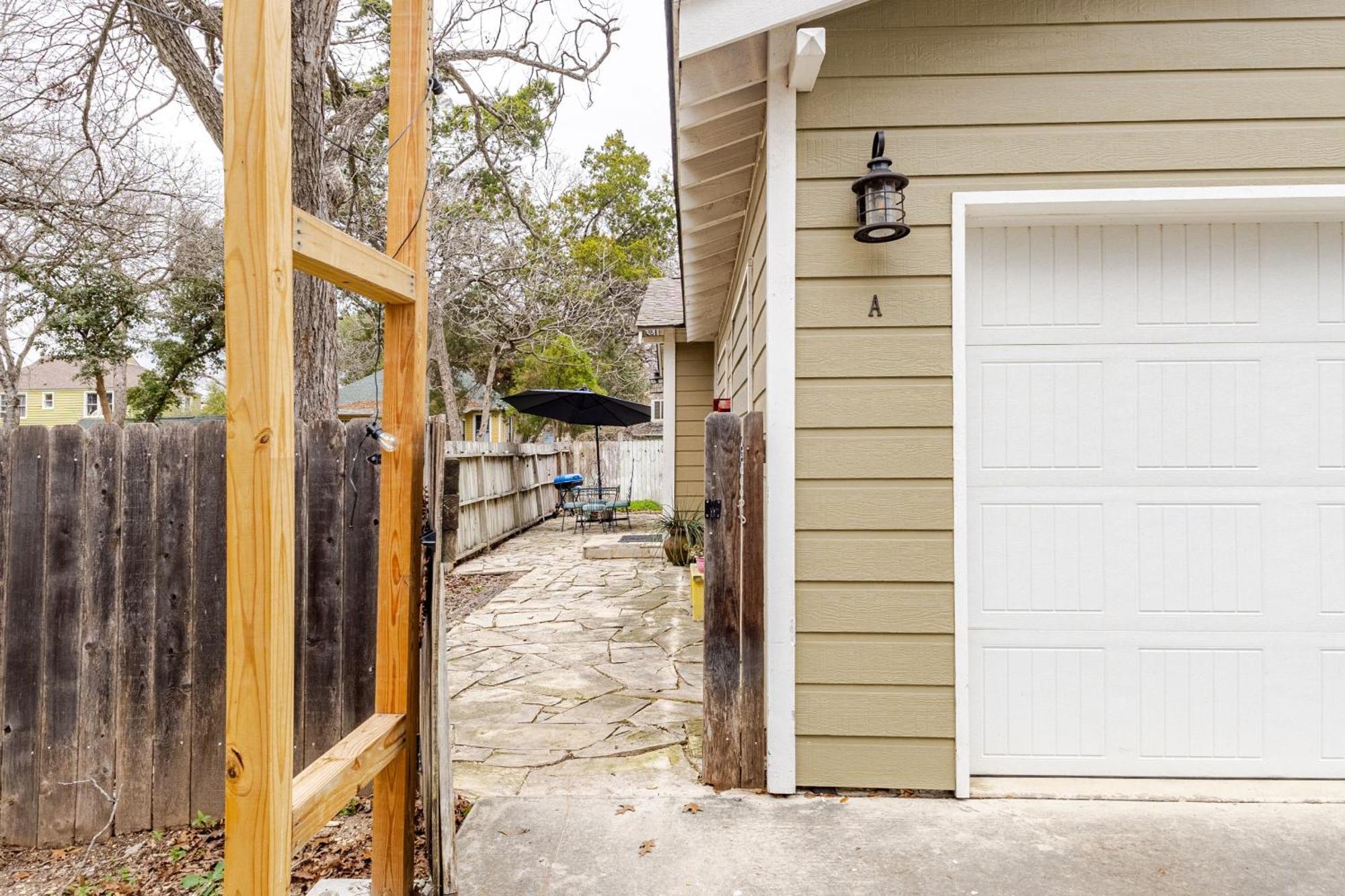 Elm Street Cottage Seguin Exterior photo
