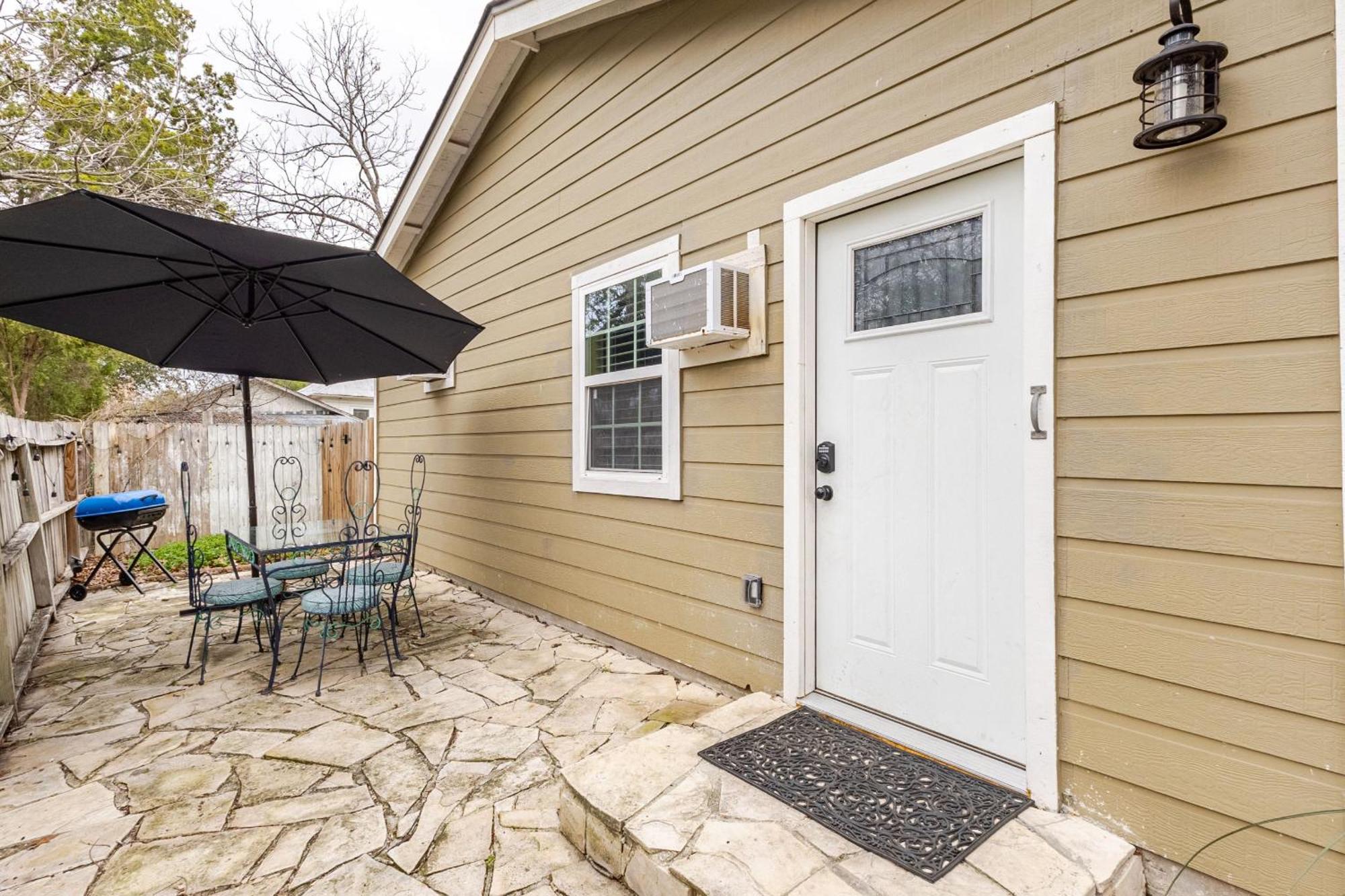 Elm Street Cottage Seguin Exterior photo