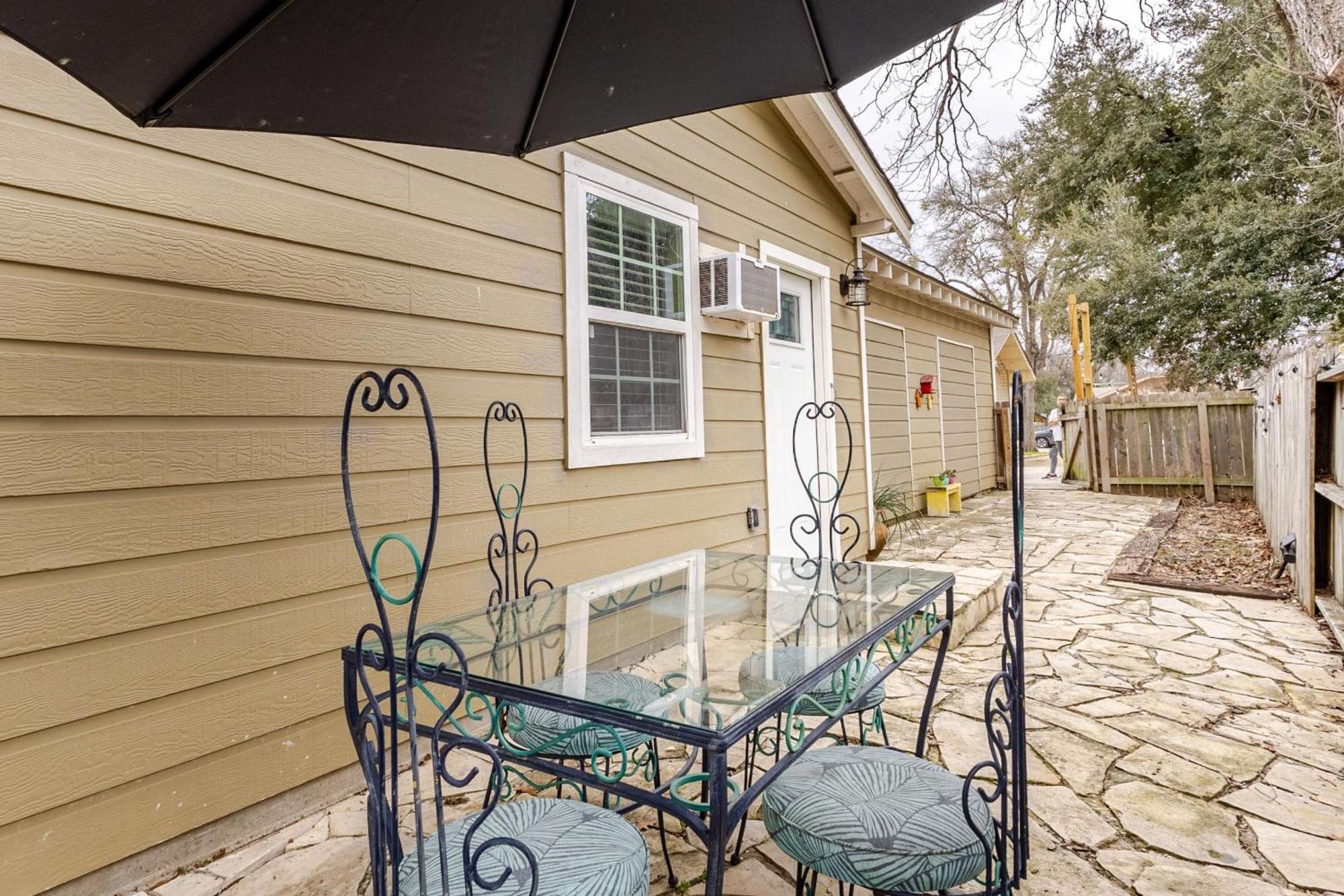 Elm Street Cottage Seguin Exterior photo